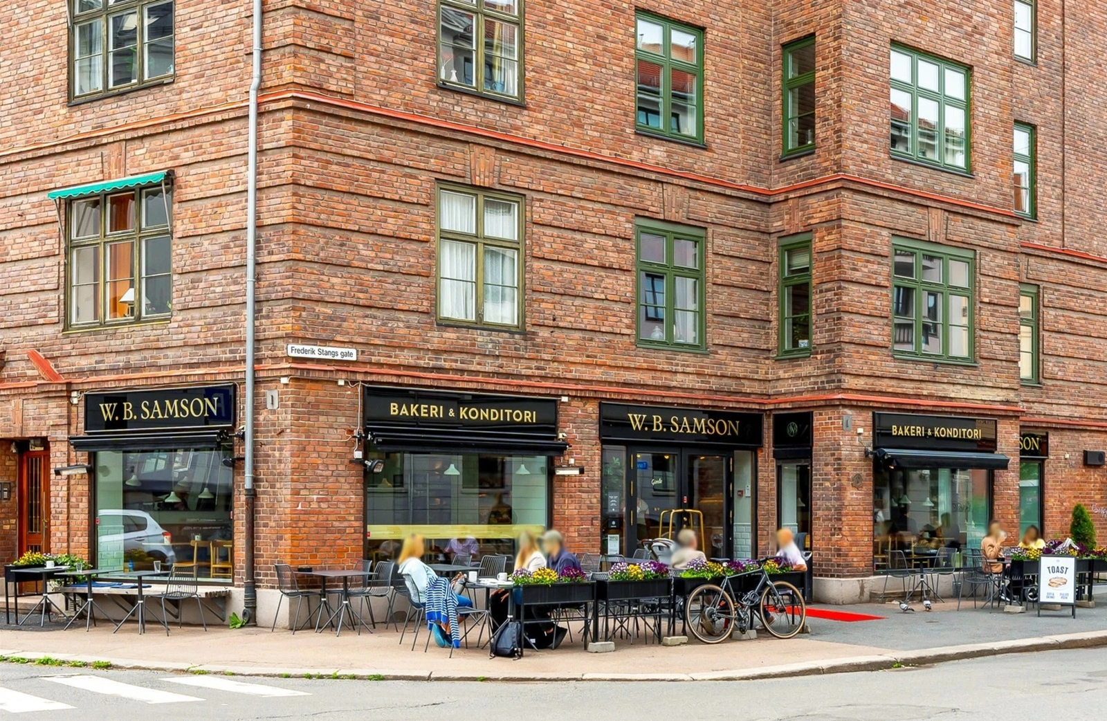 Nærområde byr på et rikt utvalg av kafeer, spisesteder og kollektivtransport. Galleribilde