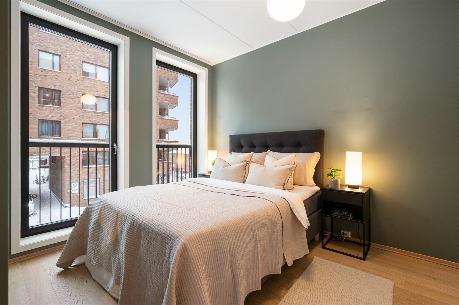 Her finner du to store vinduer, hvor begge kan åpnes til fransk balkong. Galleribilde