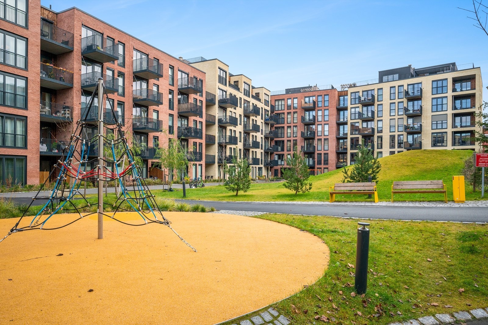 Flott opparbeidet fellesareal med sittegrupper og lekeplass. Galleribilde