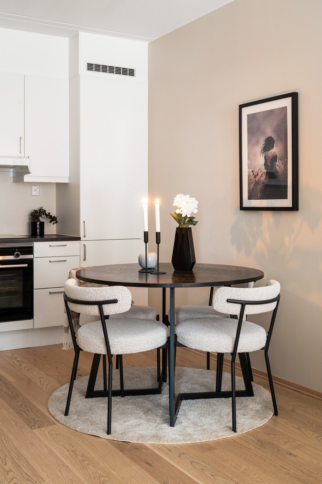 Spisebordet finner sin naturlige plass mellom stuen og kjøkkenet. Galleribilde