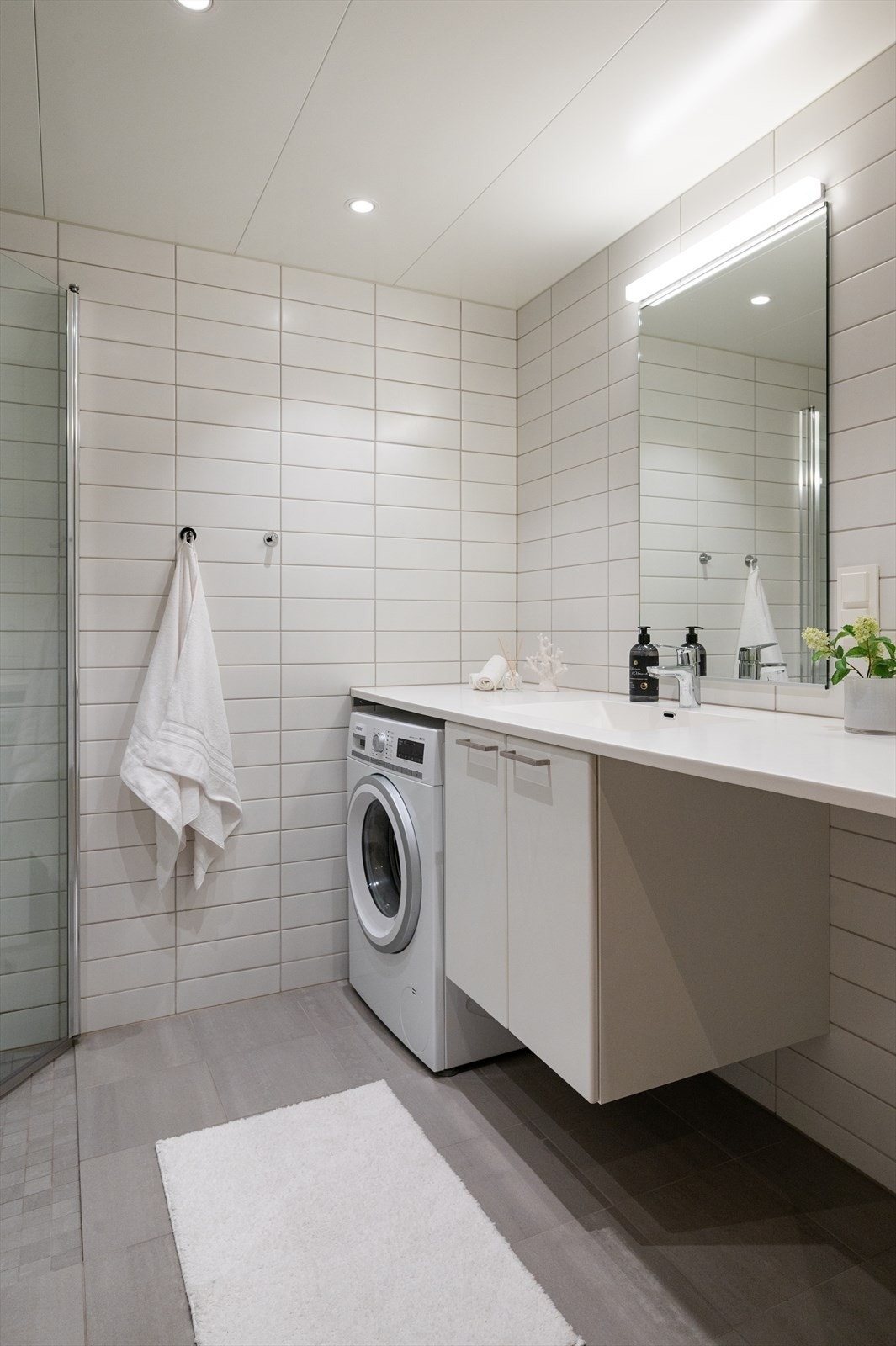 Her har du praktiske nisjer til vaskemaskin og tørketrommel, samt forlenget arbeidsbenk. Galleribilde