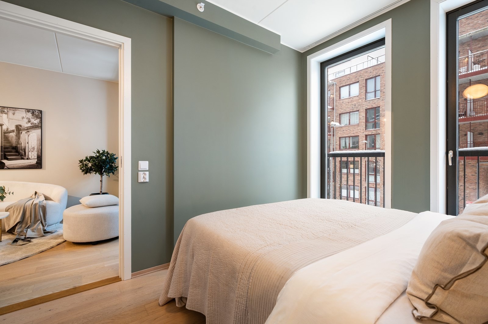 Rommet er holdt i en dus og behagelig grønntone. Galleribilde