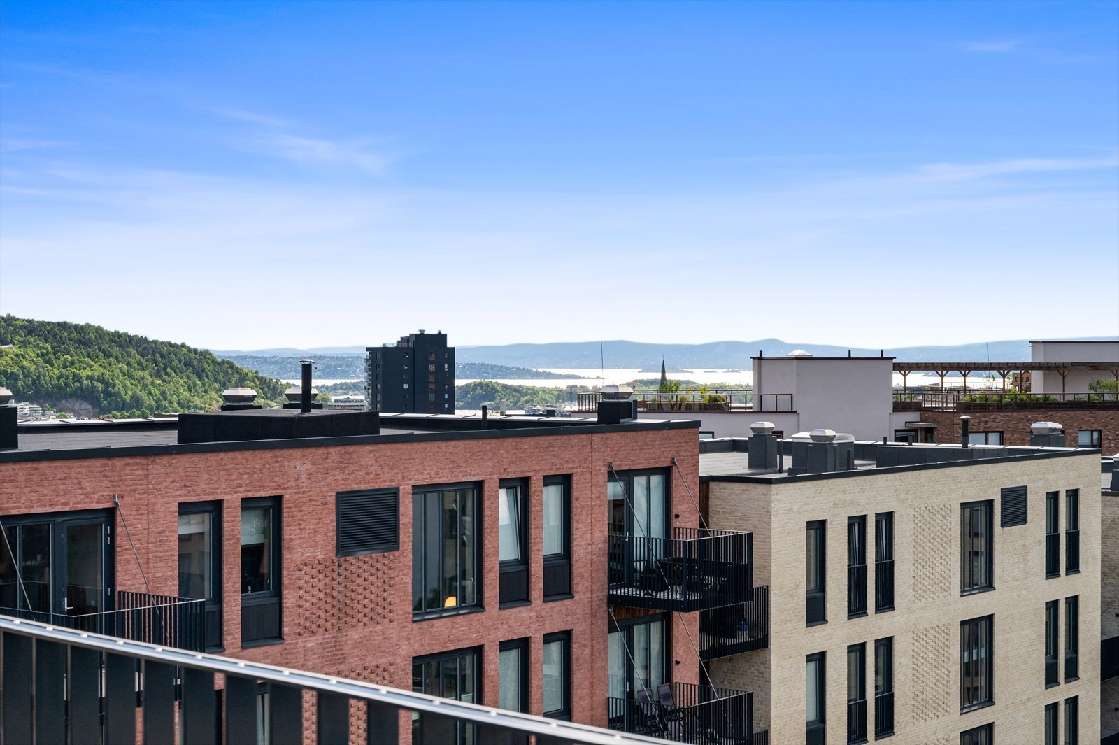 Fra takterrassen har man sol hele dagen og herlig utsikt mot Oslofjorden. Galleribilde