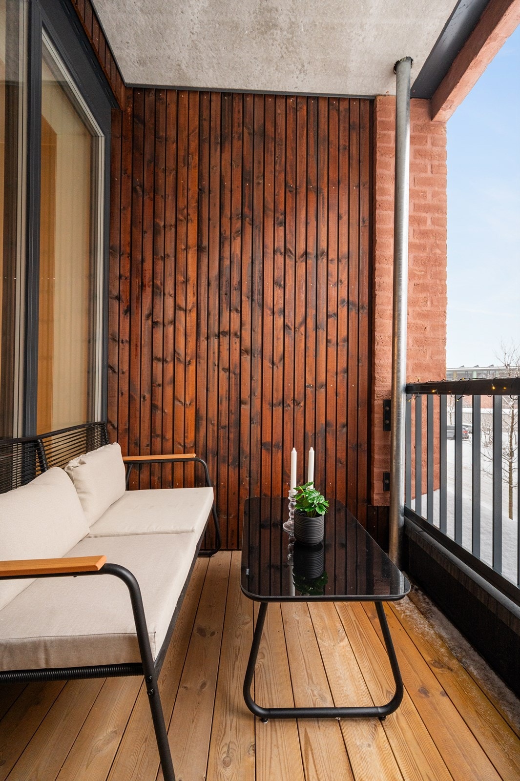 Balkongen oppleves som en naturlig forlengelse av stuen. Galleribilde