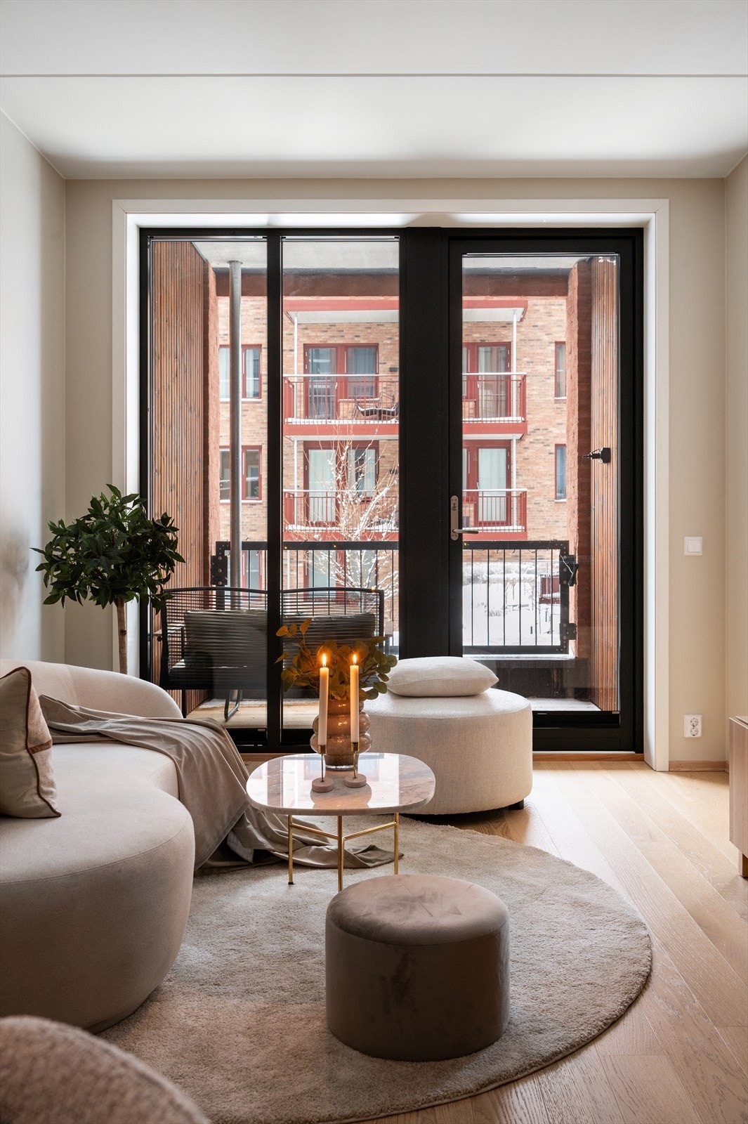 Lys og lekker 1-stavs parkettgulv med vannbåren gulvvarme i stue og entré. Galleribilde