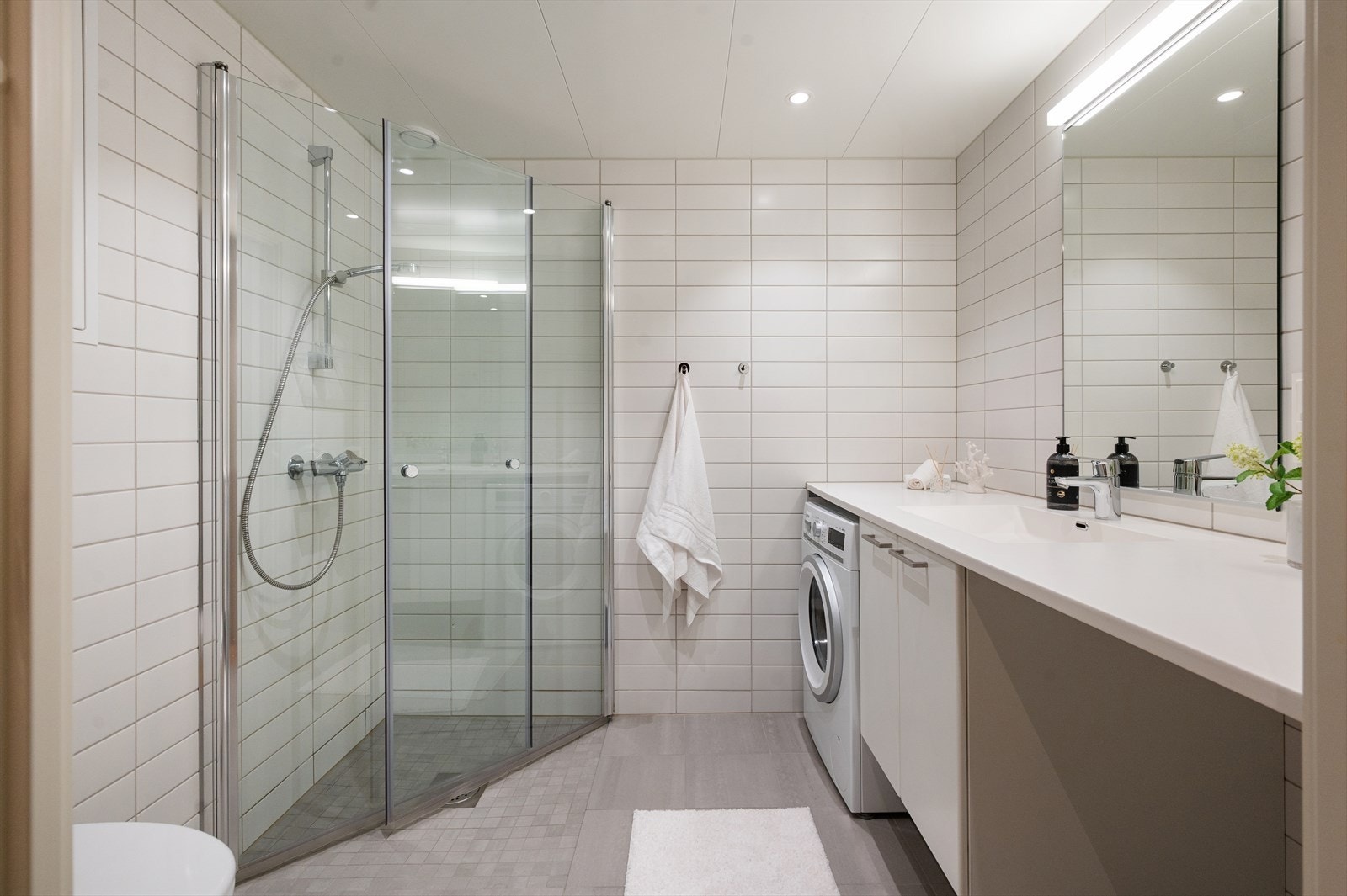 Baderommet er delikat flislagt med gulvvarme og downlights i himling. Galleribilde