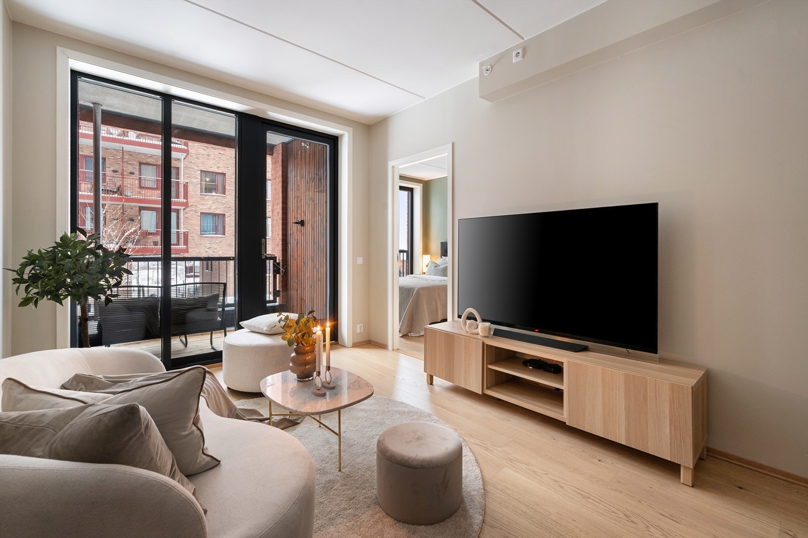 Store vindusflater sørger for godt med naturlig lys og en behagelig romfølelse. Galleribilde