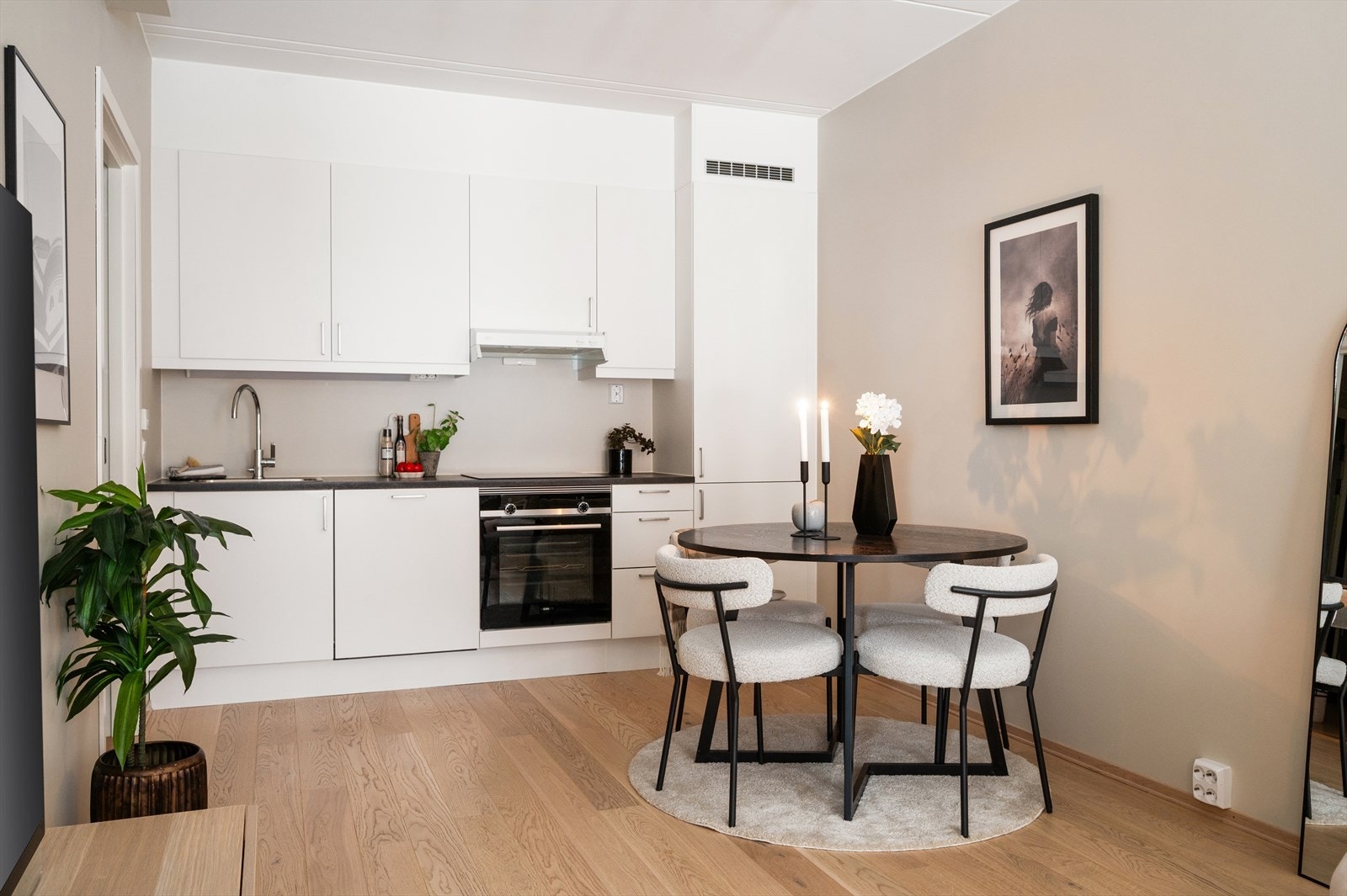 Kjøkkeninnredningen består av lekre, glatte fronter og laminat benkeplate. Galleribilde