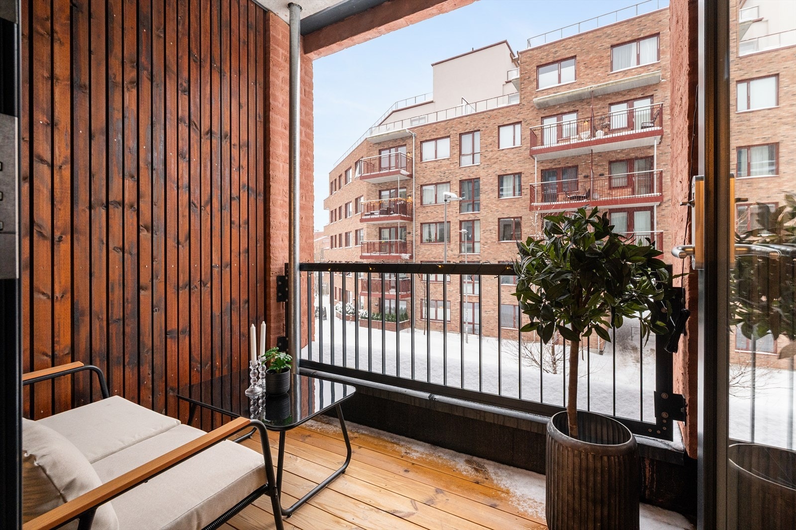 Boligen forlenges av en herlig sydvestvendt balkong på 4 kvm med sol store deler av dagen. Dette blir raskt ditt nye favorittsted! Galleribilde