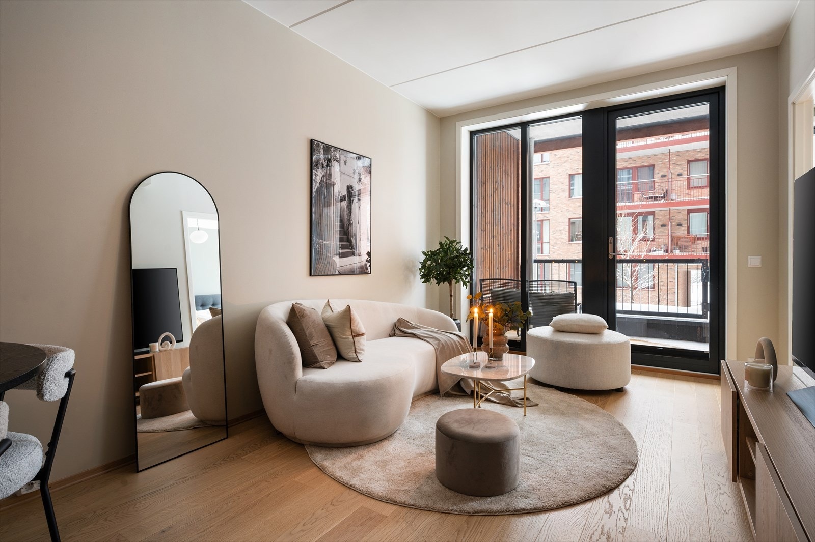 Innvendig møtes du av lyse overflater og et moderne preg. Bygget var nytt i 2023 og har nybyggaranti frem til 2028. Galleribilde