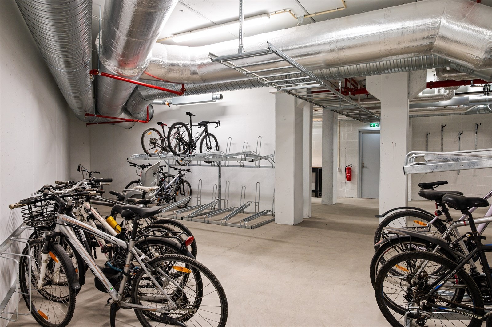 Sameiet har felles sykkelgarasje i kjelleren som kan benyttes av beboerne. Galleribilde