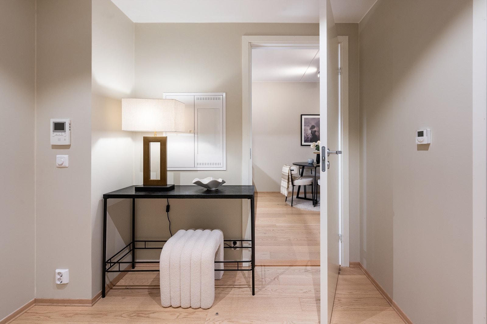 Det er god plass til å sette fra seg yttertøy og sko i entréen. Galleribilde