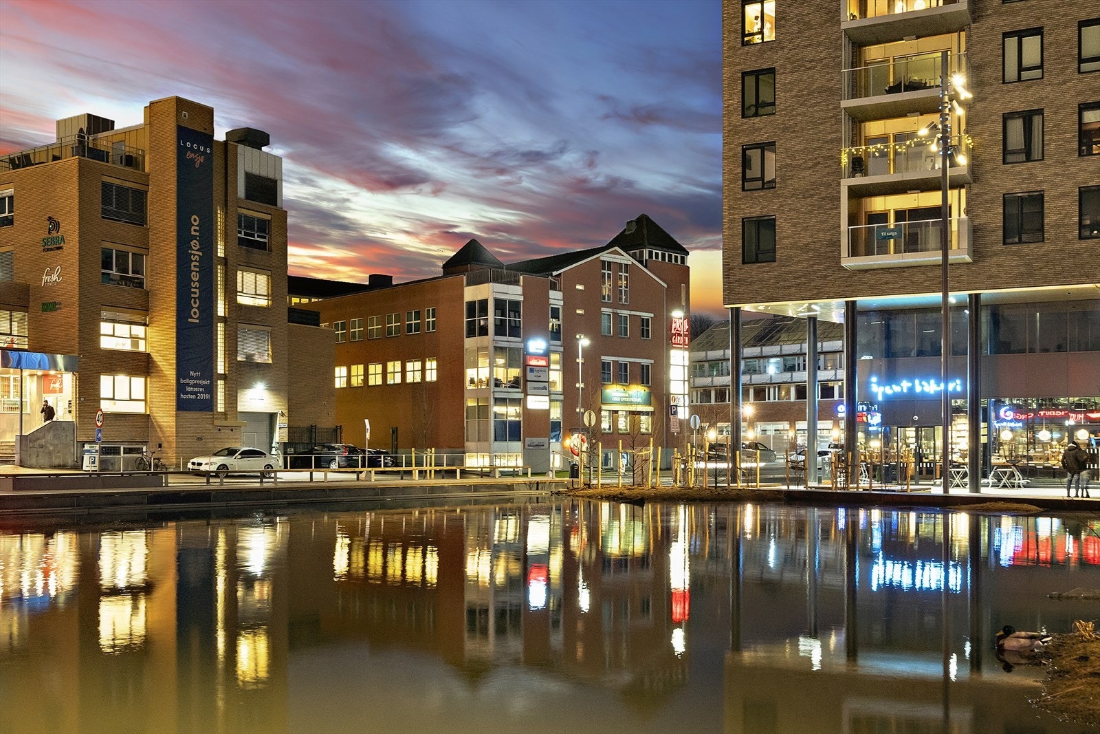 Fra leiligheten er det bare noen få minutters gange til torget på Ensjø med et godt utvalg av spisesteder, dagligvarebutikker, treningssentre, blomsterforhandler, apotek m.m. Galleribilde
