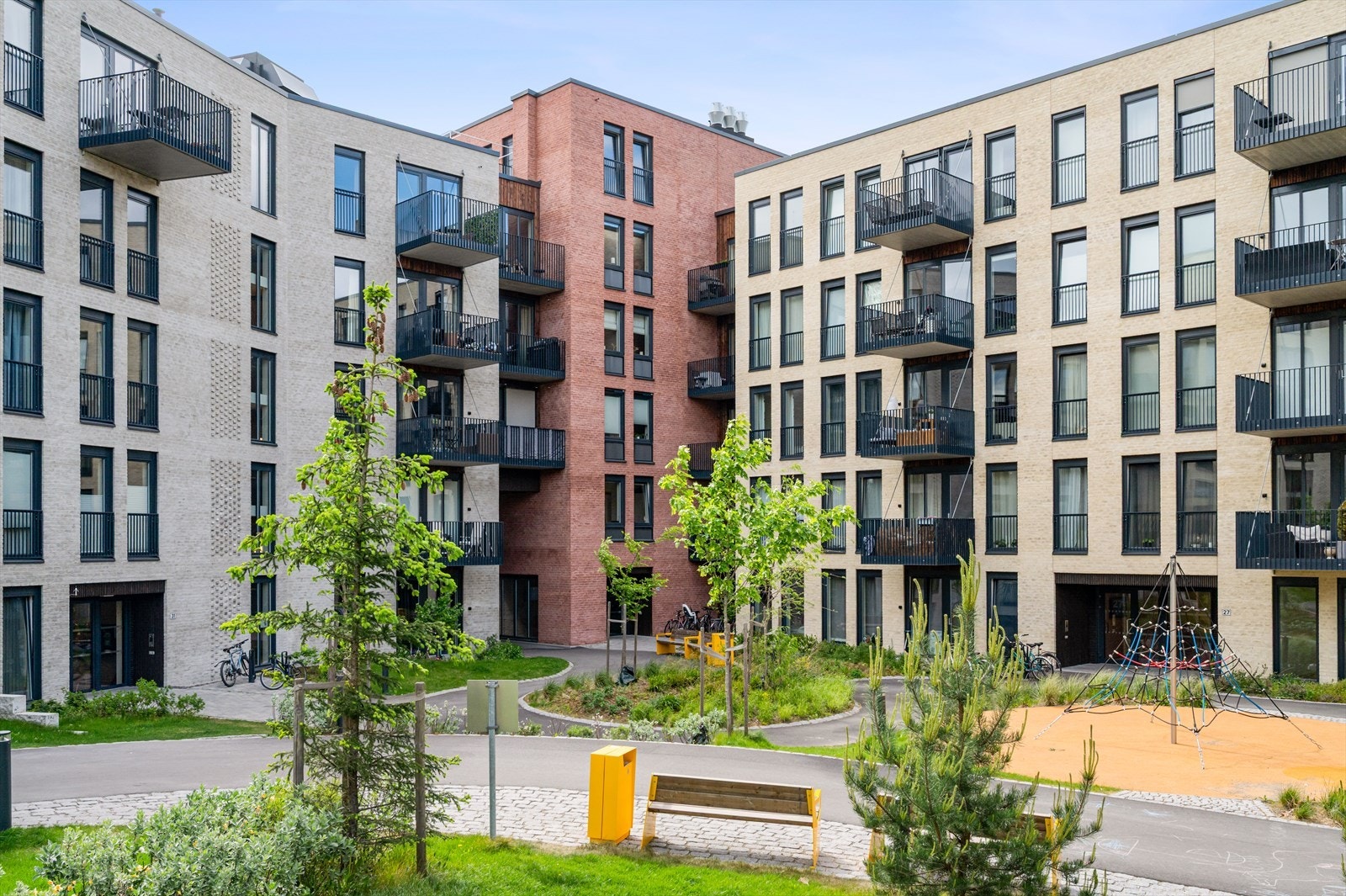 Om sommeren er sameiets fellesområder frodige og fine. Galleribilde