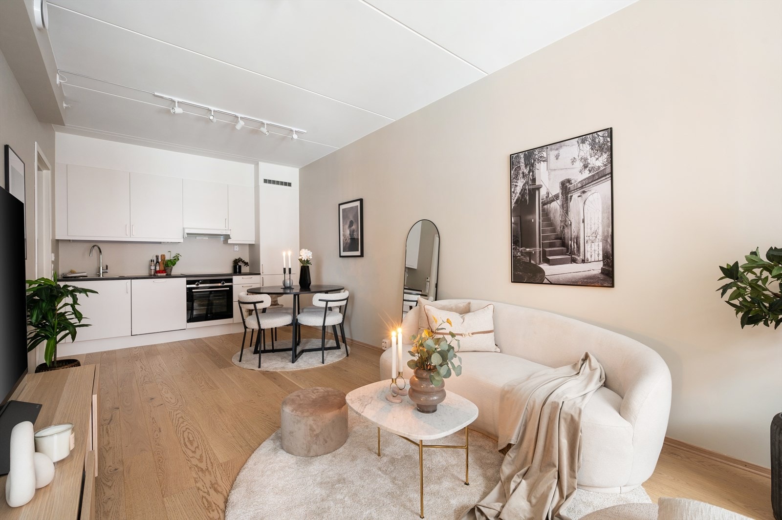 Stuen har en åpen og sosial planløsning med plass til innredning i ulike soner. Galleribilde