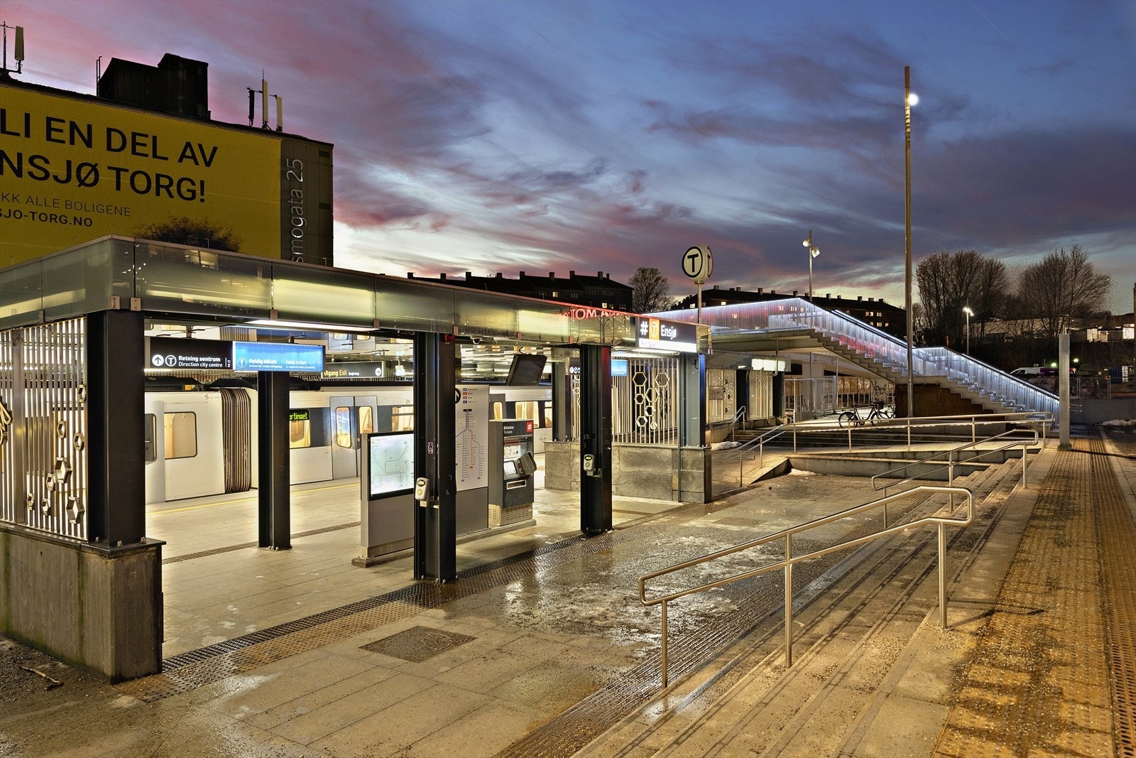 Ved Ensjø T-banestasjon kommer du deg enkelt rundt byen med tilgang til 4 T-banelinjer. Galleribilde