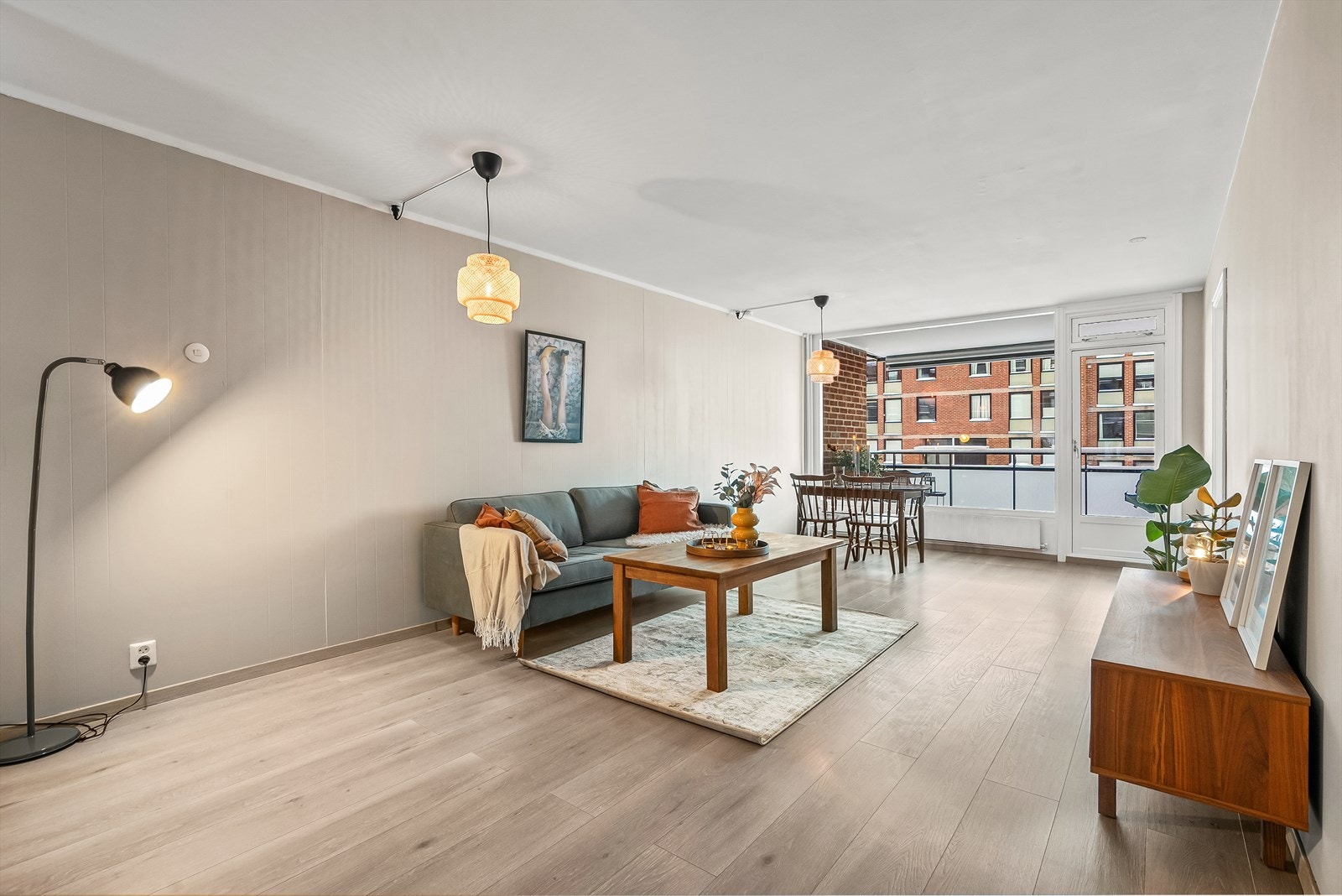 Lys og romslig stue med store vindusflater som gir godt med naturlig lys. Galleribilde