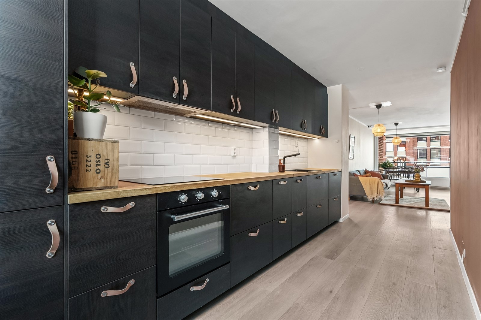 Flott og moderne kjøkken med integrert kjøl-/fryseskap, oppvaskmaskin, induksjonstopp og stekeovn, samt waterguard/vannstoppsystem. Galleribilde