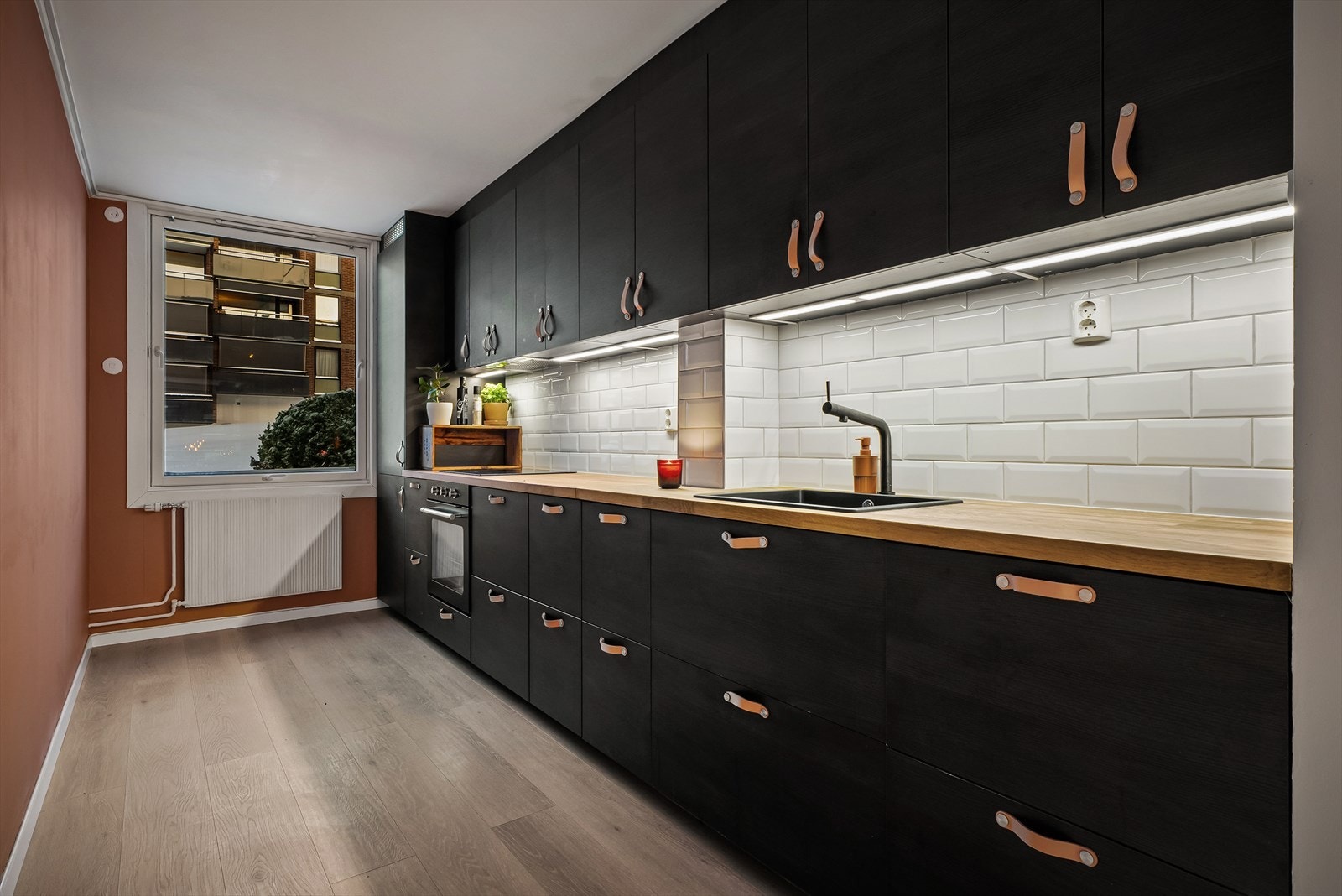 Flott og moderne kjøkken med integrert kjøl-/fryseskap, oppvaskmaskin, induksjonstopp og stekeovn, samt waterguard/vannstoppsystem. Galleribilde