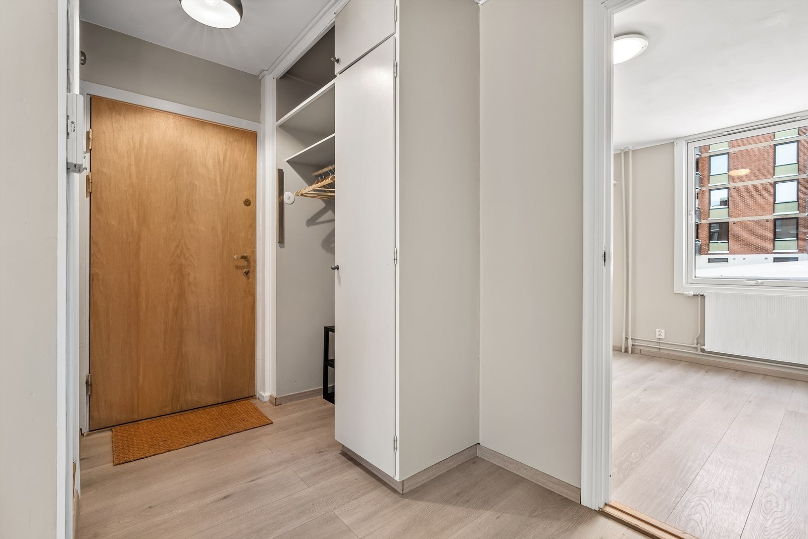 Entré med garderobeløsning og plass for yttertøy og sko. Galleribilde