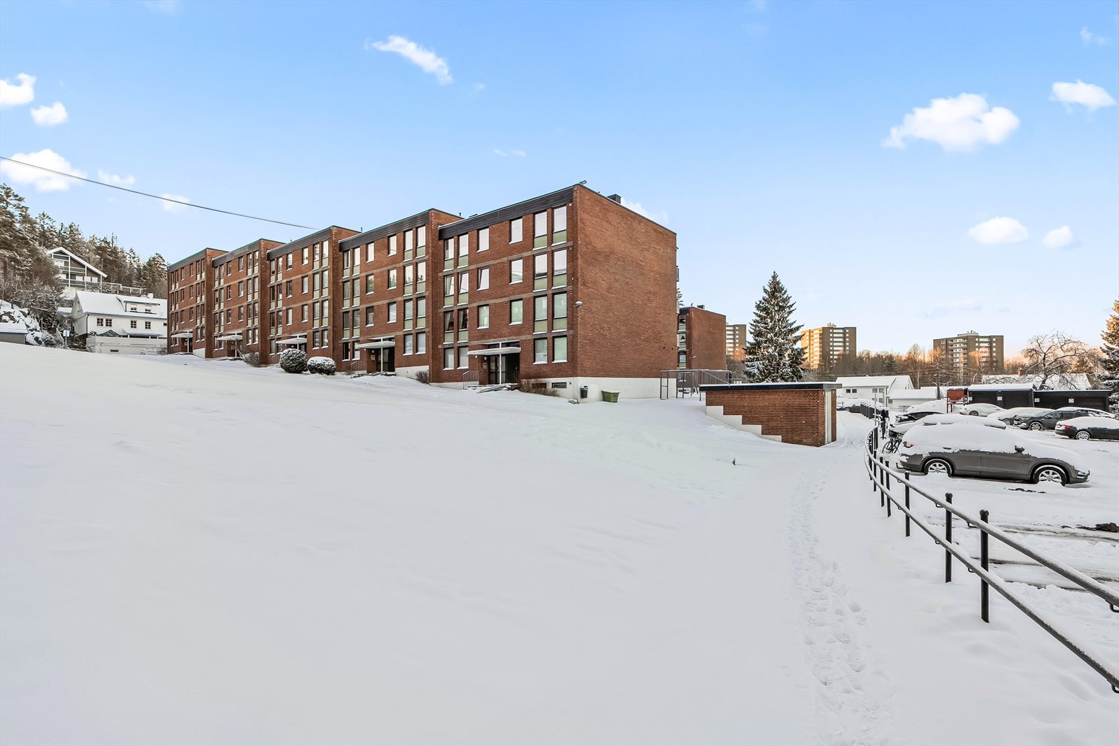 Johan Castbergs vei 16 - Hver seksjon får parkeringsrett i felles parkeringsareal uten å få tildelt fast plass. Gjesteparkering med digital registrering. Galleribilde