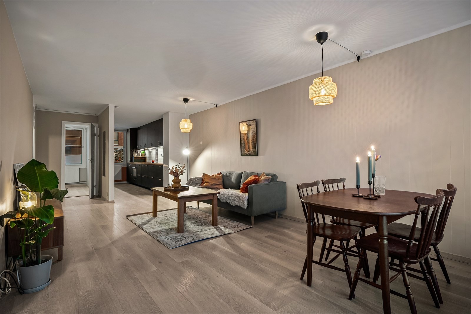 Gjennomgående leilighet med delvis åpen kjøkkenløsning mot stuen. Galleribilde