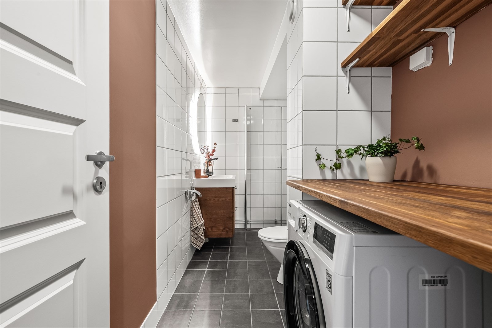 Flott flislagt bad med varmekabler i gulv og opplegg for vaskemaskin. Bad/wc rehabilitert i regi av sameiet i 2003 og baderomsinnredning er fra 2023. Galleribilde