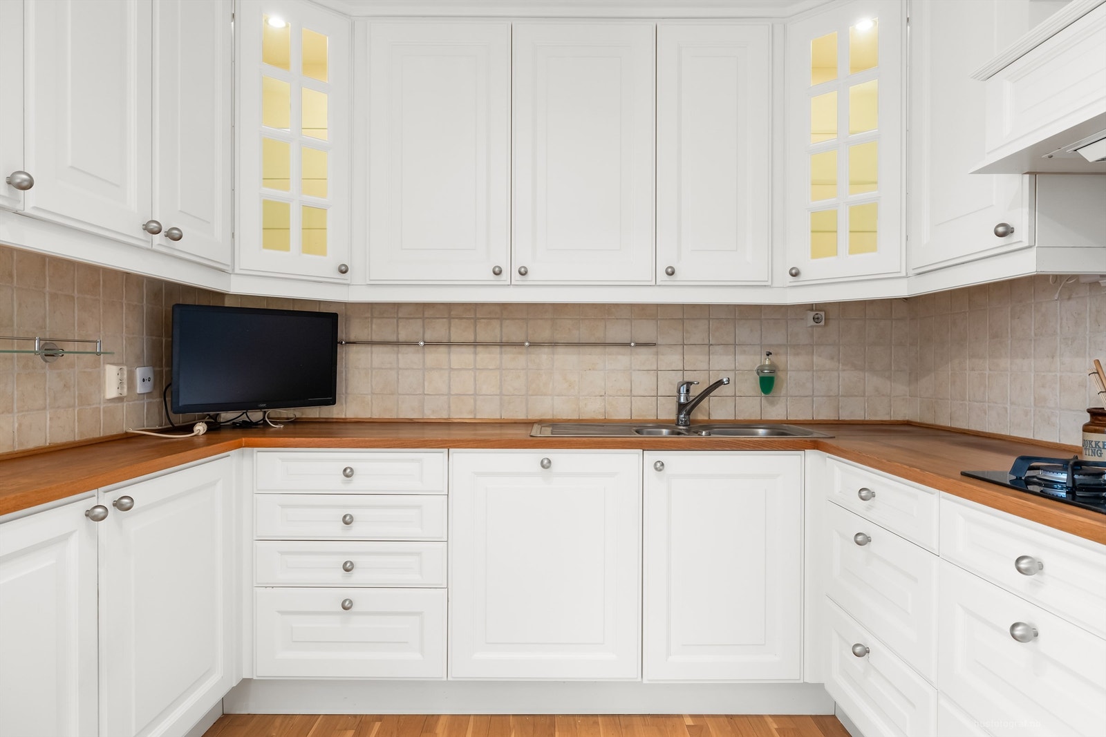 Profilert kjøkkeninnredning fra JH Interiør Galleribilde