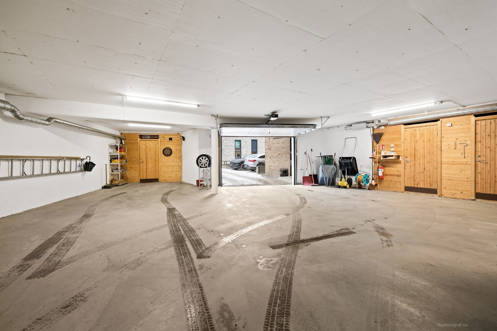 Medfølgende parkeringsplass (egen "krok") i felles garasjeanlegg Galleribilde