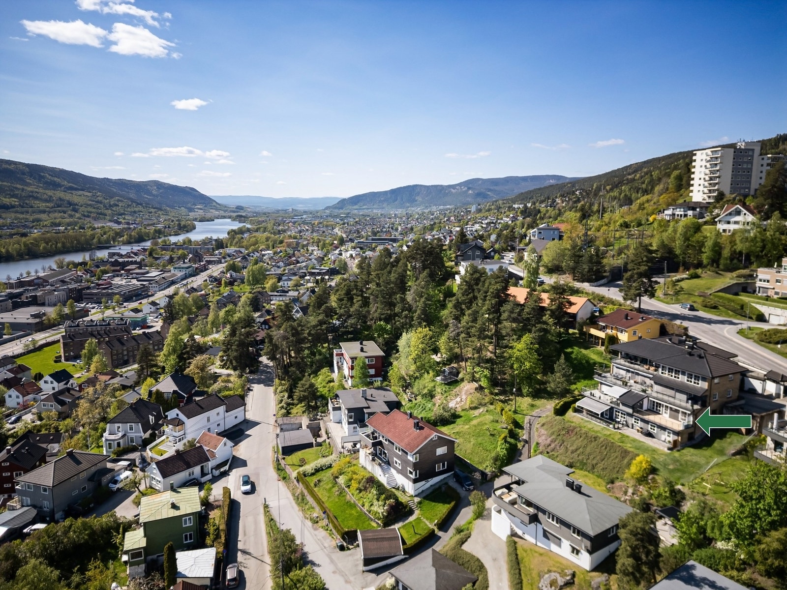 Gangavstand til bussholdeplass i bunn av Rebbansbakken med forbindelser mot Åssiden, Drammen sentrum og Lierbyen Galleribilde