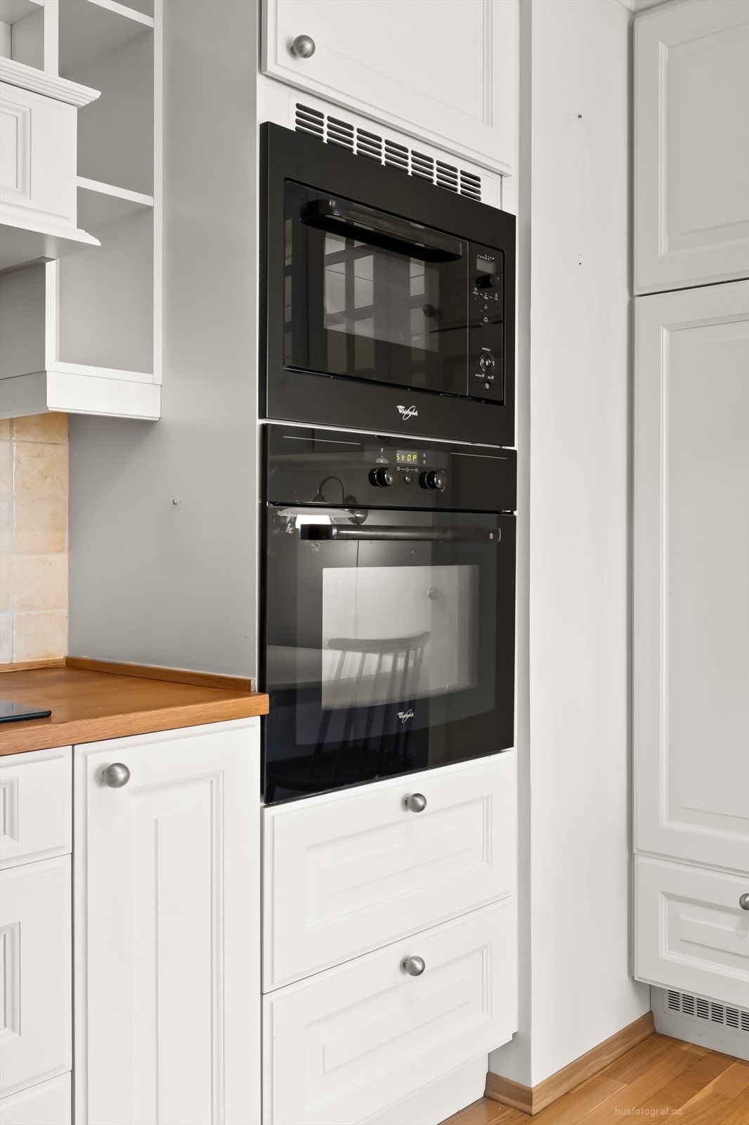 Kjøkkenet har helintegrerte hvitevarer Galleribilde