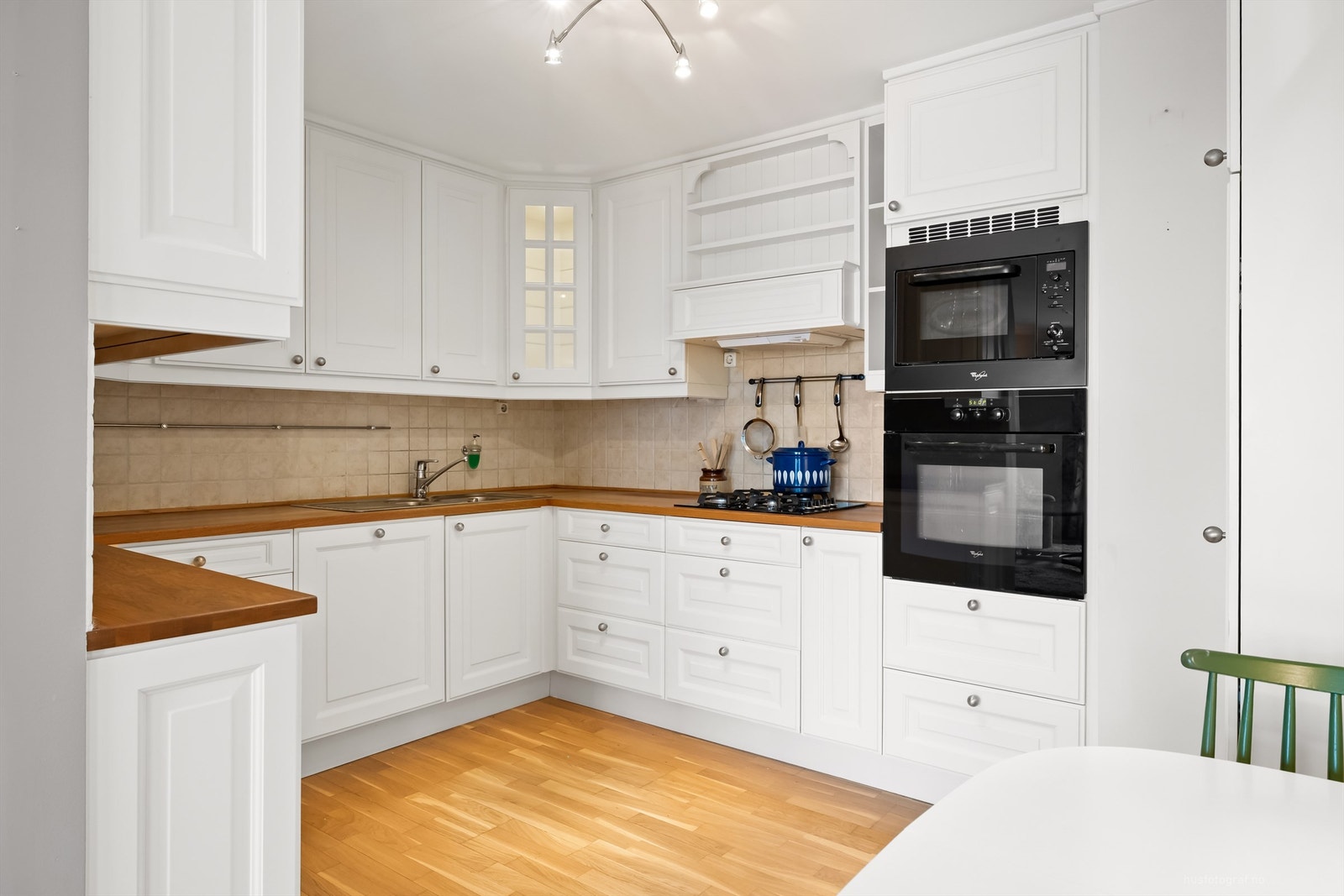 Over- og underskap samt vitrineskap i hvit utførelse Galleribilde