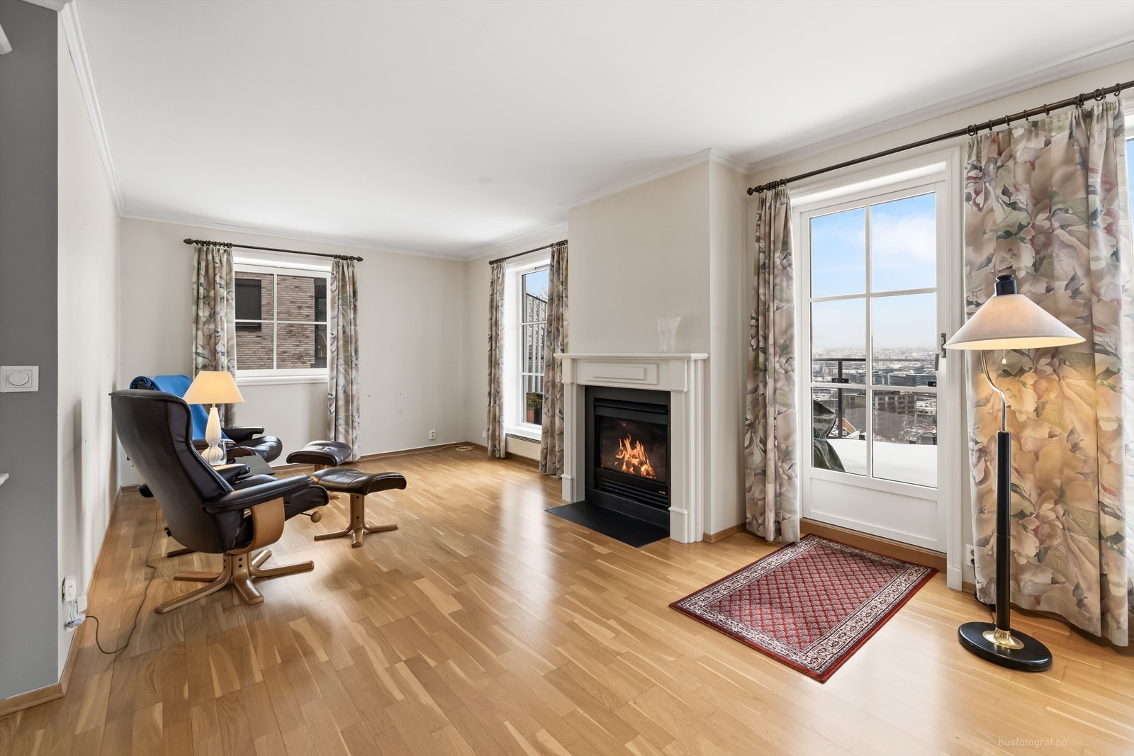 Romslig stue med sittegruppe og sofaområde Galleribilde