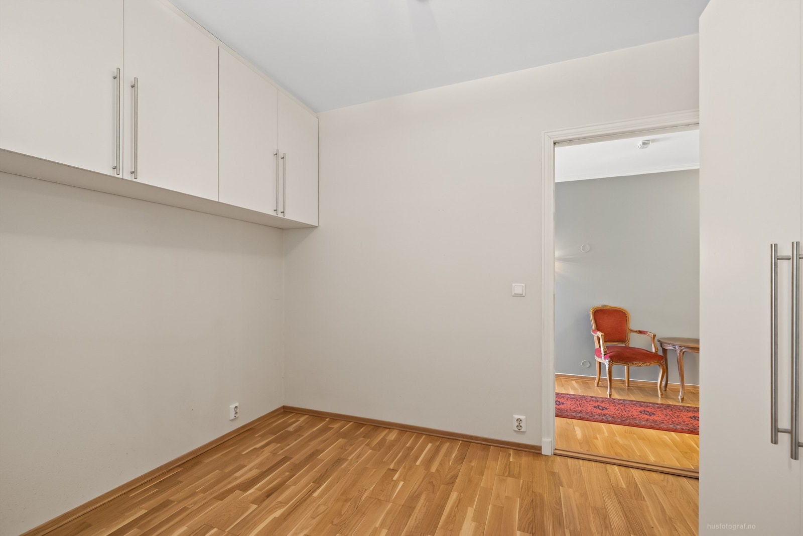 Soverom med parkett på gulv, malte vegger og malt himling Galleribilde