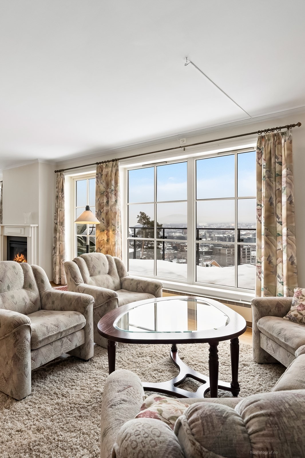 Godt med store vindusflater langs to yttervegger som gir godt med naturlig lysinnslipp og flott utsikt Galleribilde