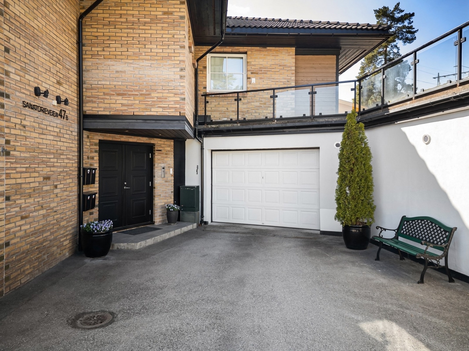 Felles inngangsparti med videre trappeadkomst ned til leilighetens etasjeplan i 2. etasje Galleribilde