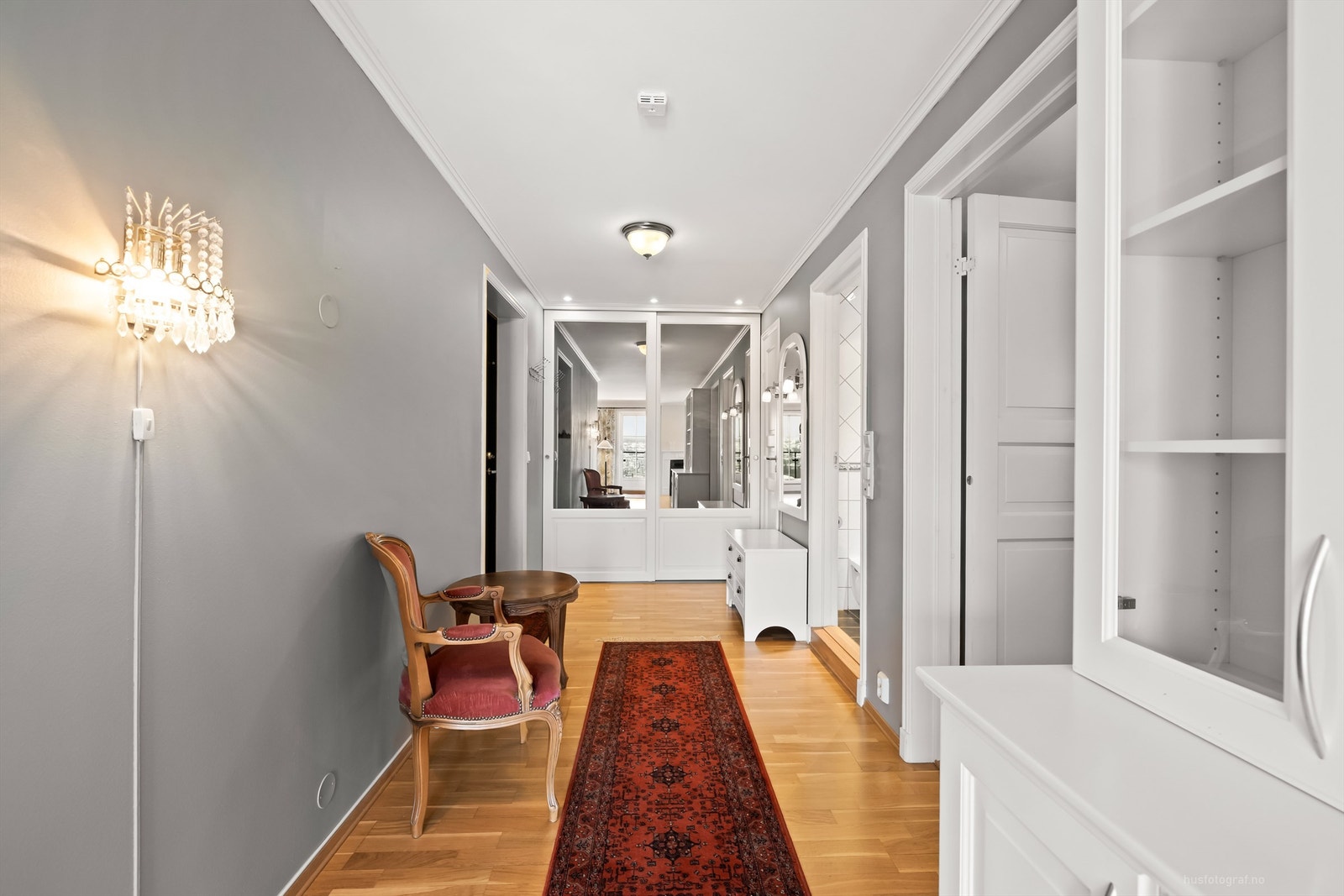 Entré med skyvedørsgarderobe Galleribilde