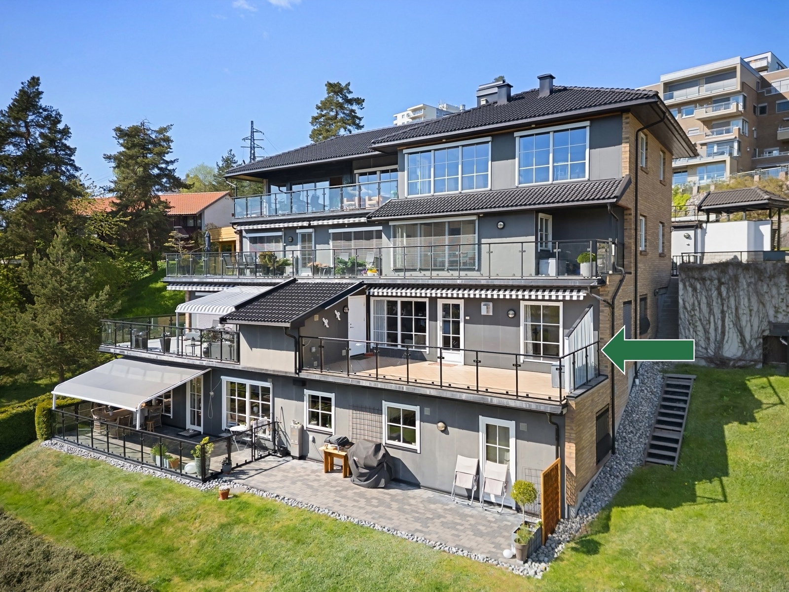 Togstasjon i sentrum med hyppige avganger retning Asker, Sandvika og Oslo Galleribilde