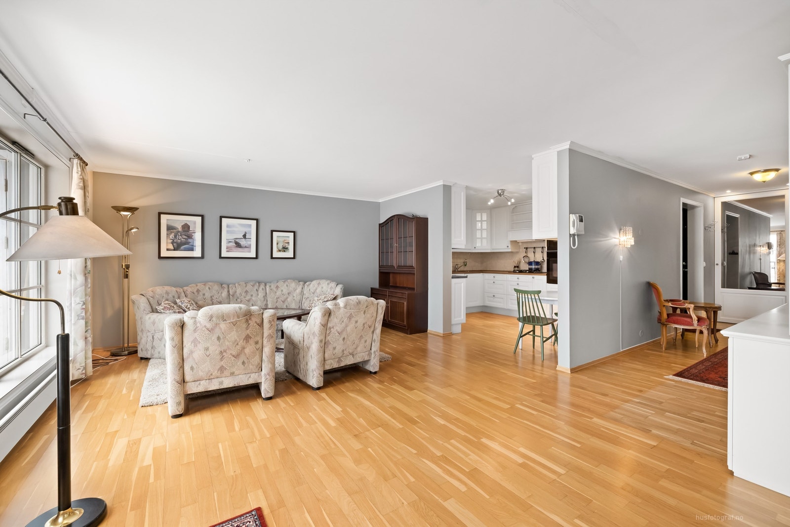 Parkett på gulv, malte vegger og malt himling Galleribilde