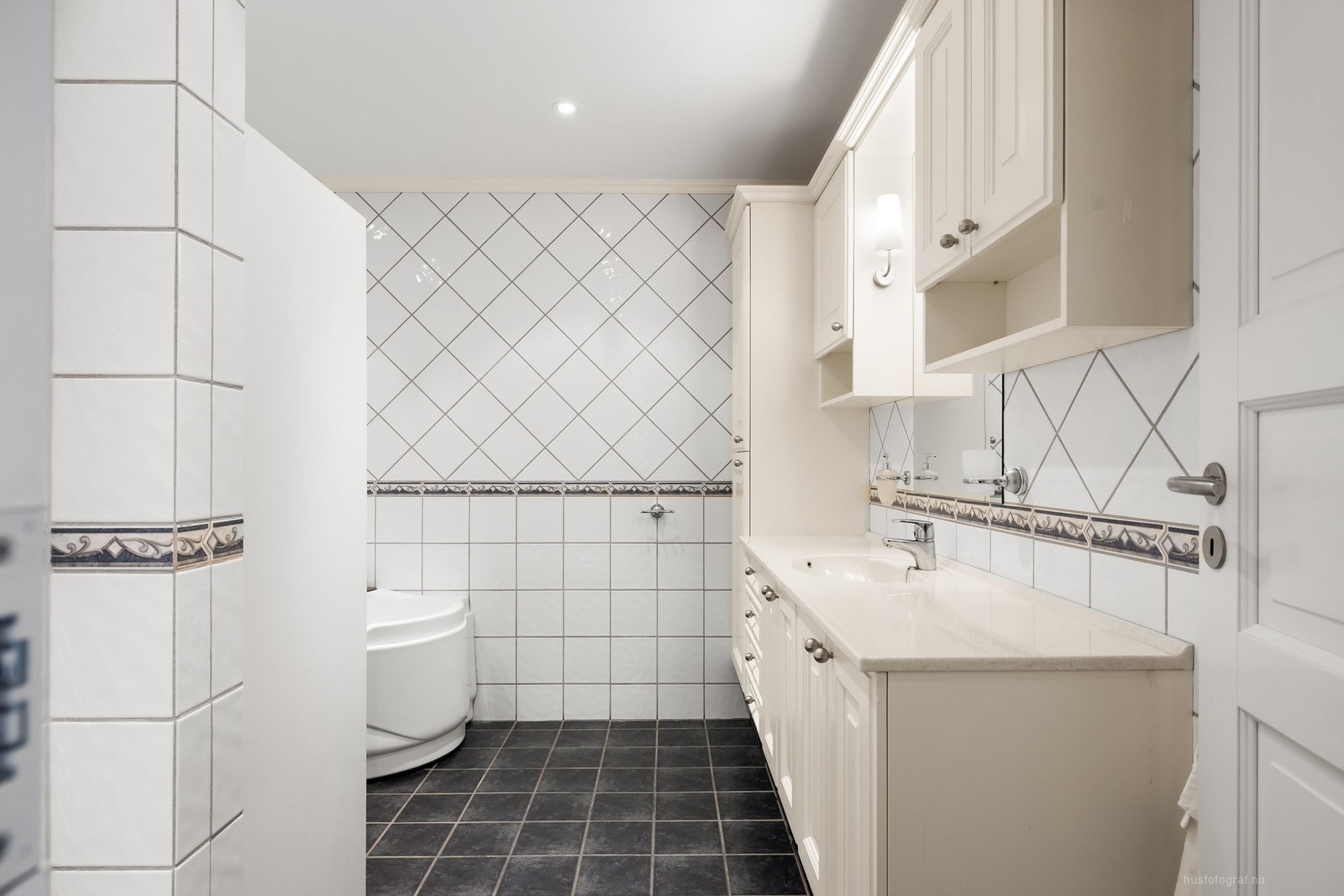 Flislagt bad med downlights i tak og gulvvarme Galleribilde