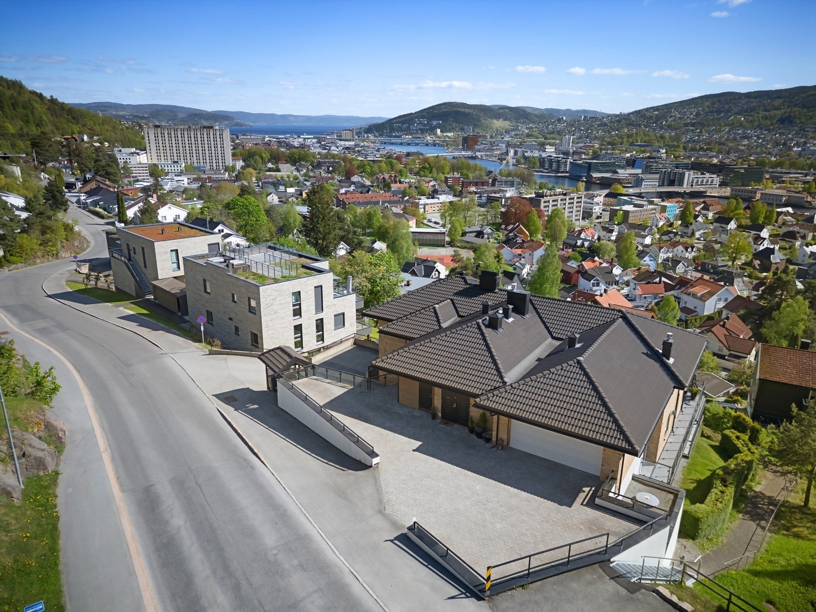 Sameiet har 4 utvendige gjesteparkeringsplasser Galleribilde