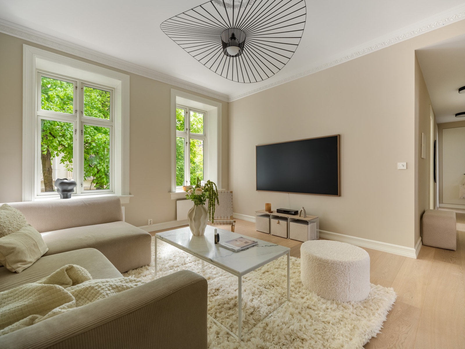 Vinduene har dype karmer og et fint, grønt utsyn. Galleribilde