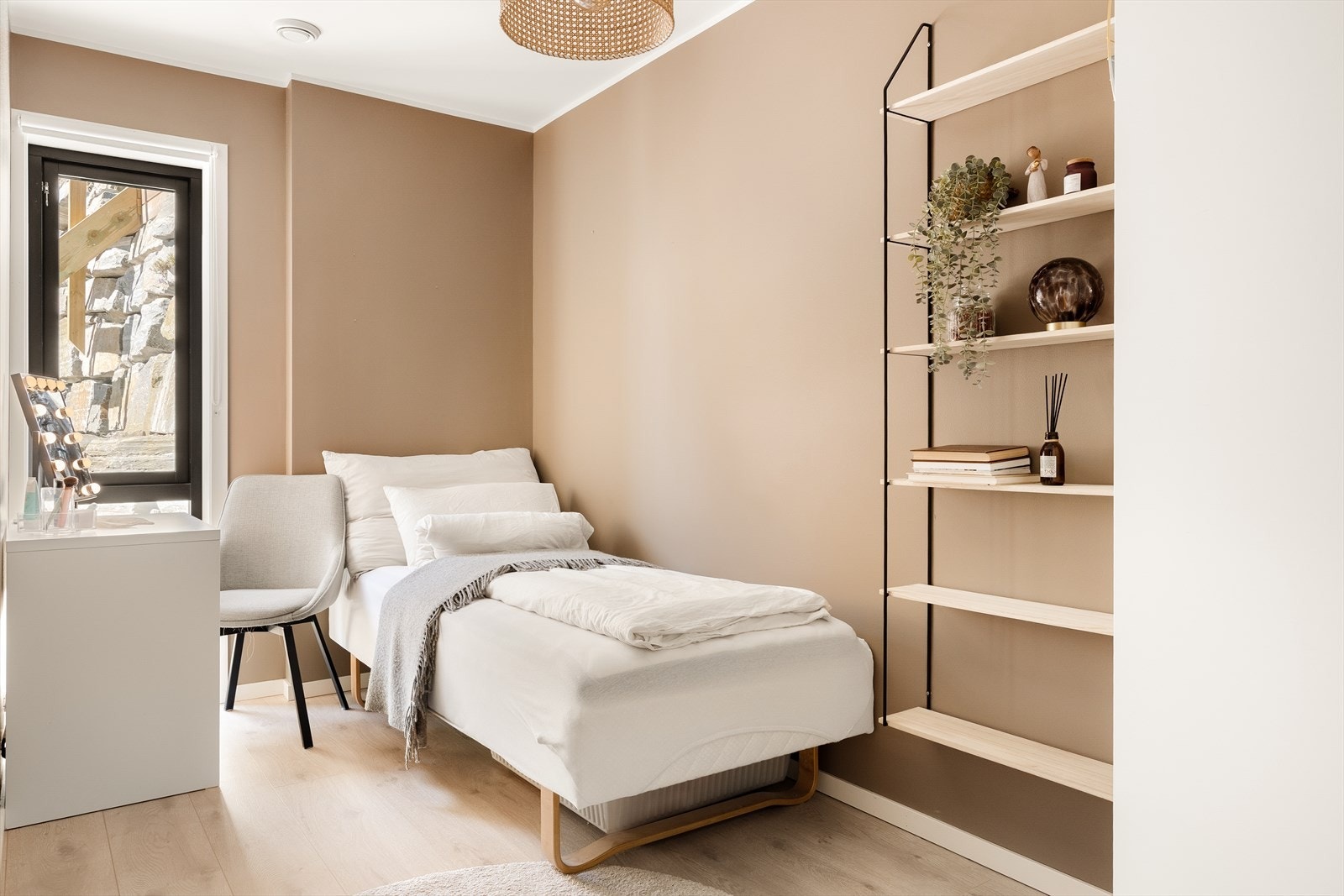 Det tredje soverommet har god plass til å innrede med dobbeltseng og skrivebord Galleribilde