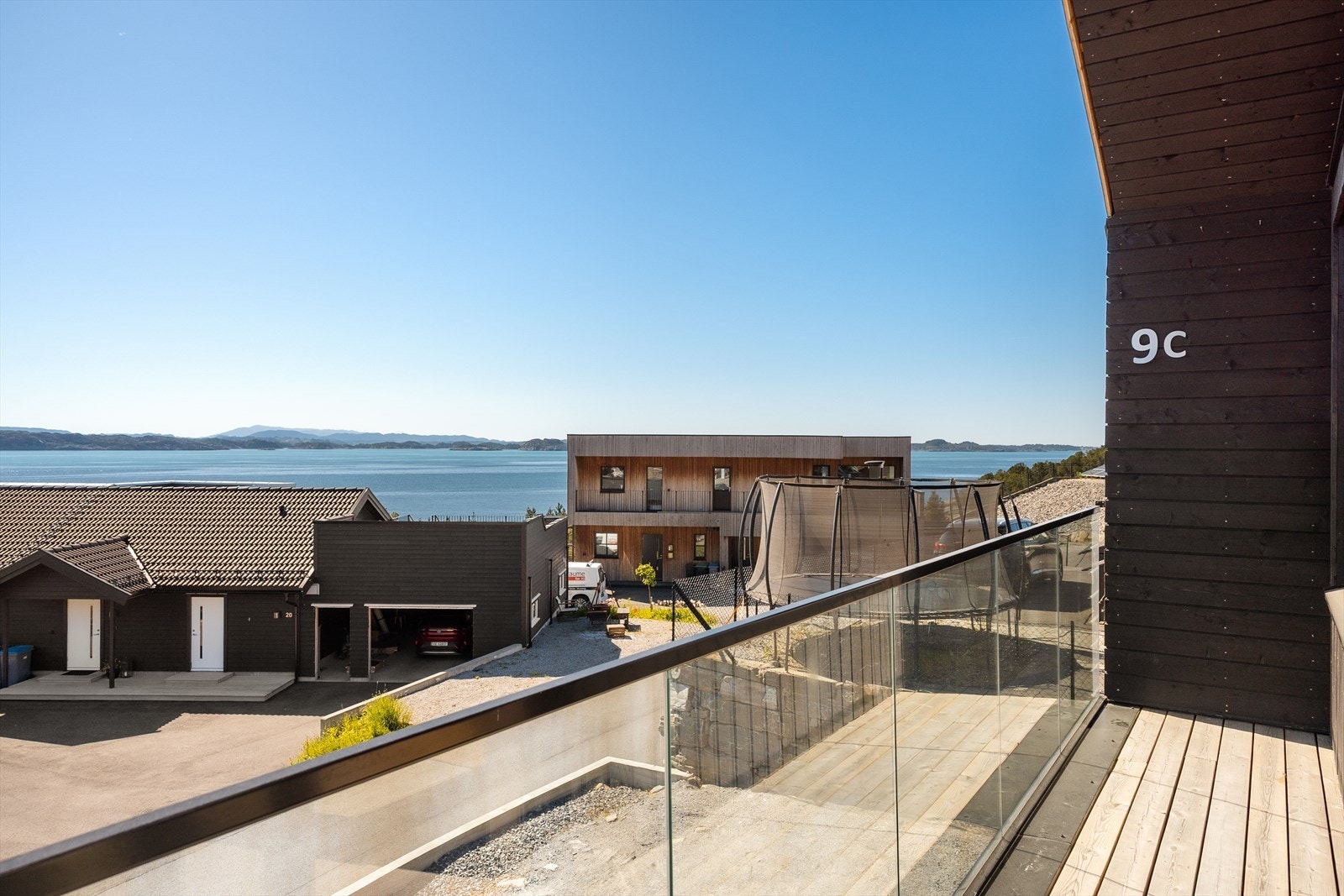 Lyst og romslig enderekkehus fra 2023 med flott sjøutsikt Galleribilde