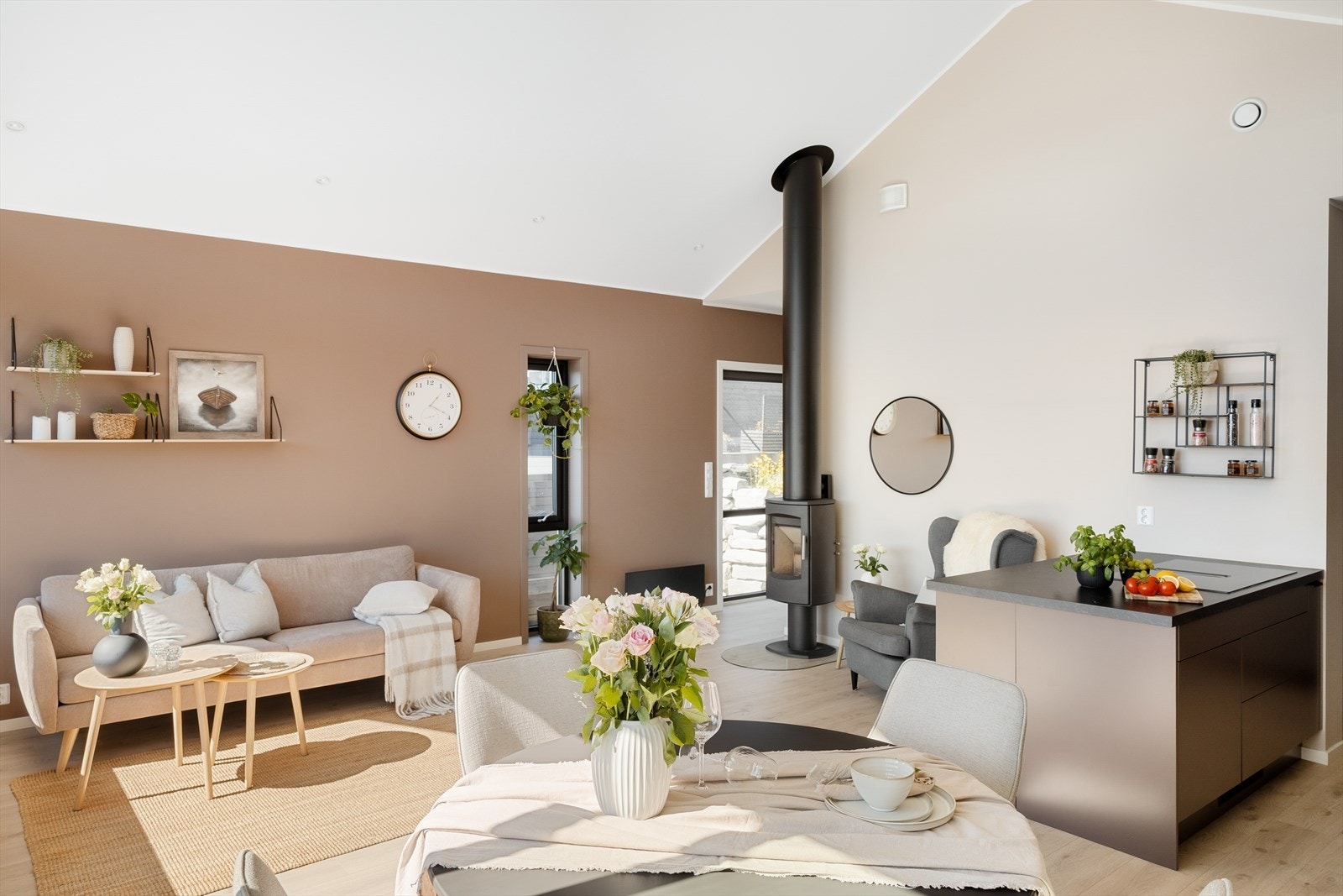 Boligen har både peis og balansert ventilasjon - en perfekt kombinasjon for komfort og varme gjennom hele året Galleribilde