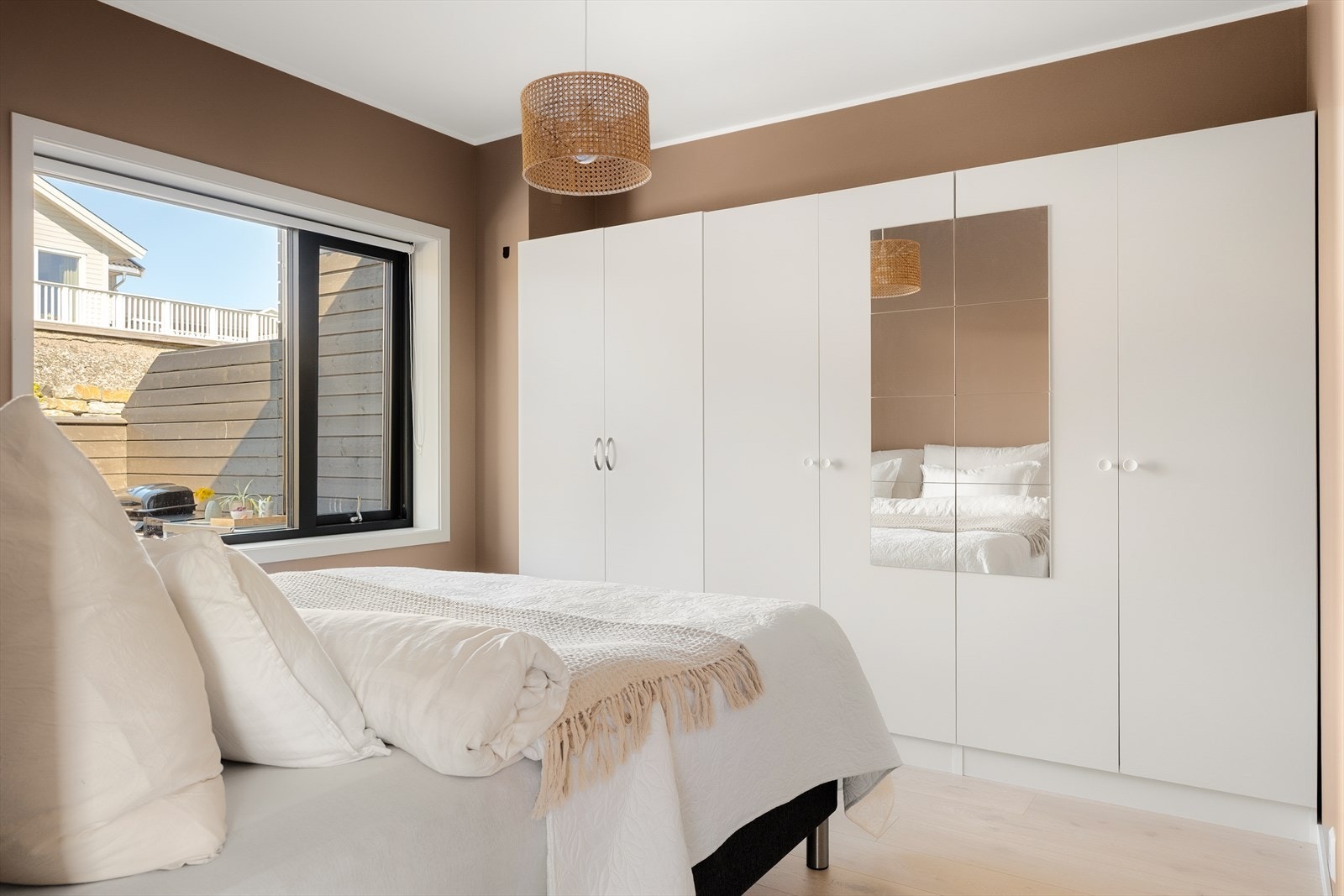 Boligens første soverom er både lyst og romslig Galleribilde