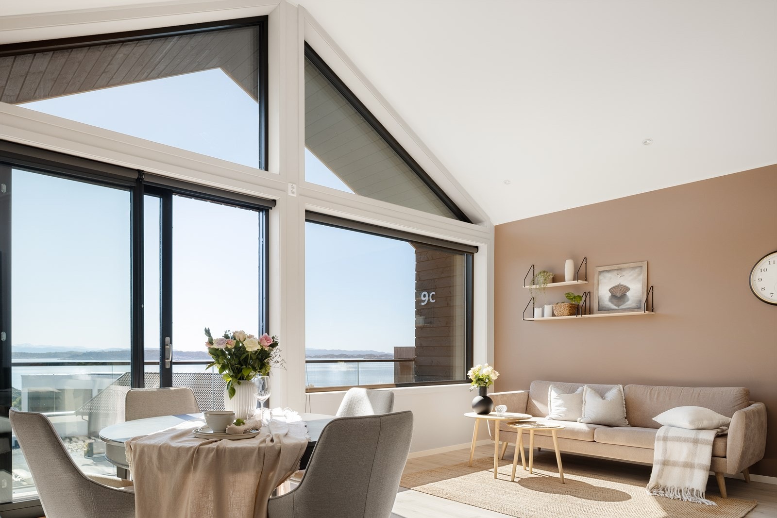 Aktiv Eiendomsmegling V/ Emil Vetter ønsker velkommen til Nedre Fiksnesvika 9C! Foto av Alexander Coppo Galleribilde