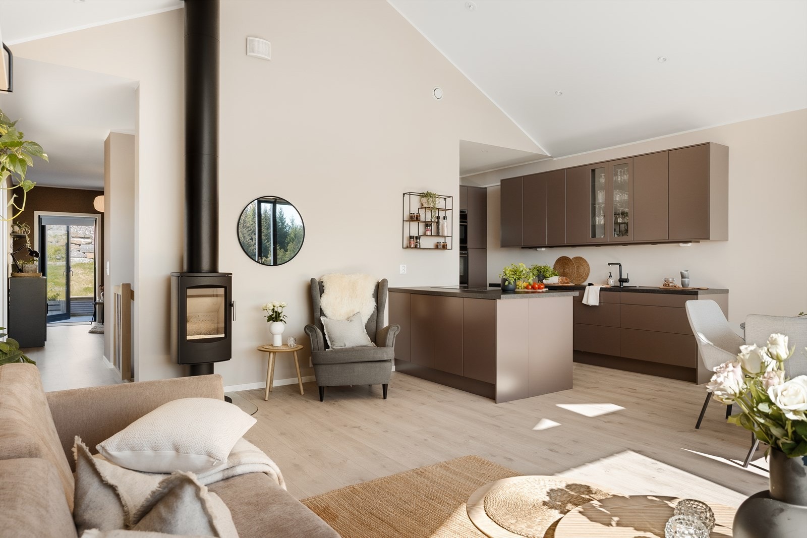 Kjøkkenet og stuen har en åpen og sosial atmosfære, perfekt for både hverdagsliv og gjestfri samvær Galleribilde