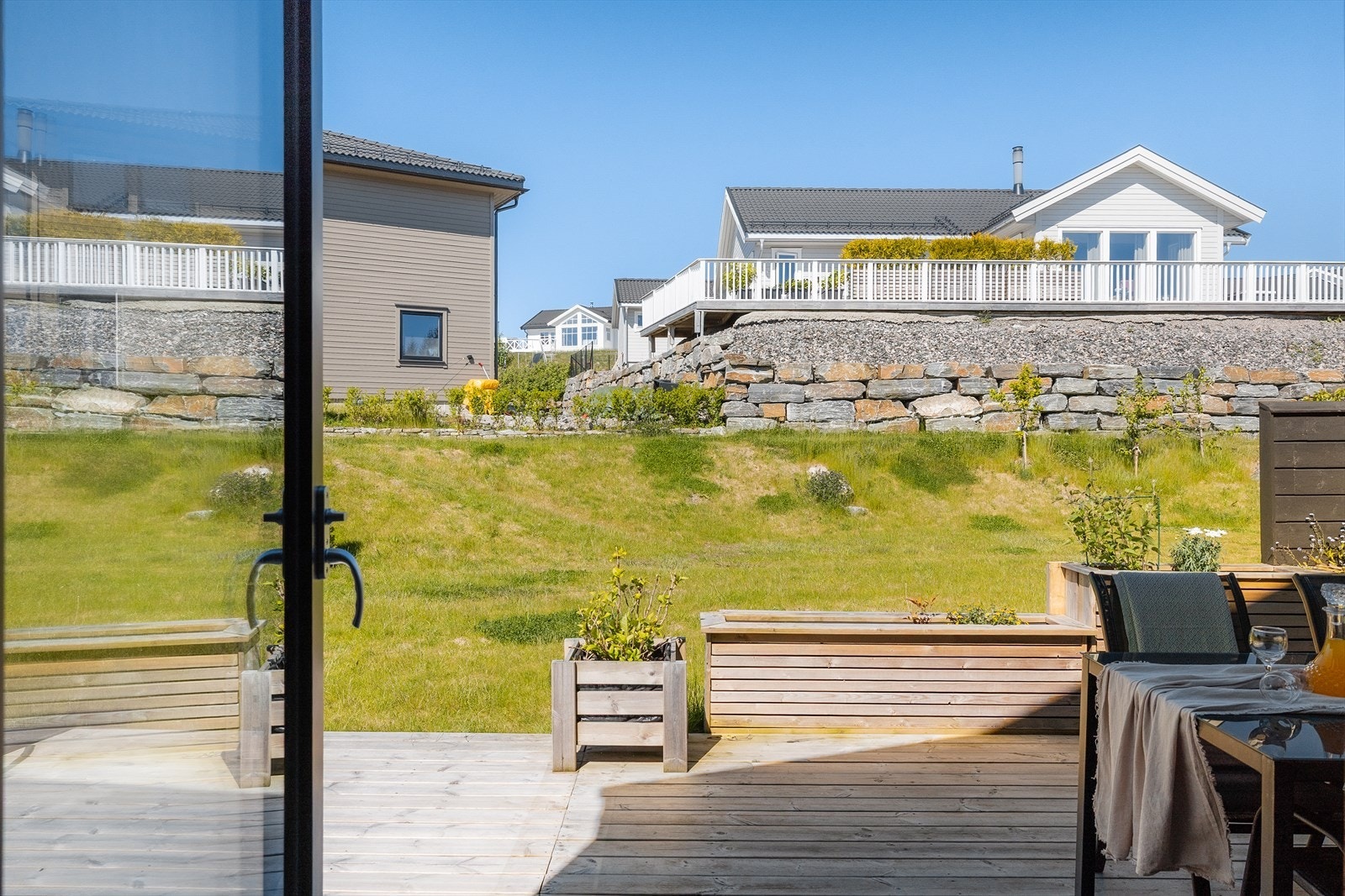 Et flott uteområde med gode solforhold og mange bruksmuligheter Galleribilde