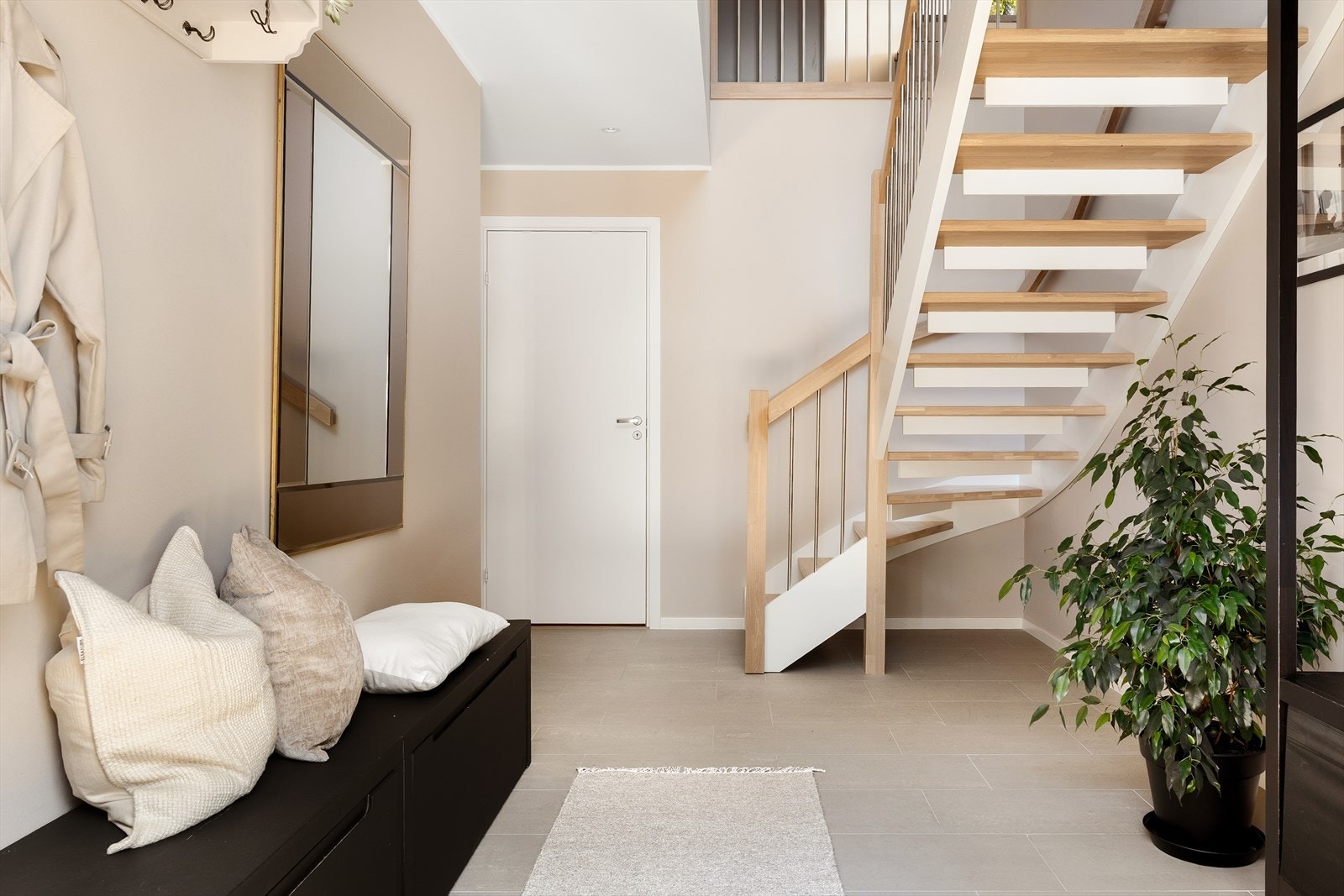 Entréen har god plass til garderobeskap, kroker for yttertøy, skohyller og annet møblement, noe som gir deg mulighet til å skape en praktisk og innbydende velkomst Galleribilde